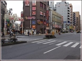 川越街道から見た成増商店街